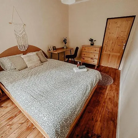Quiet Boho Lair 10 Min To Centre Прага