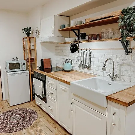 Quiet Boho Lair 10 Min To Centre Апартаменты *