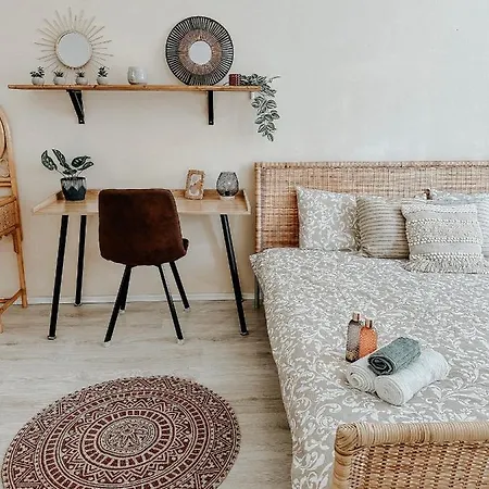 Quiet Boho Lair 10 Min To Centre Апартаменты