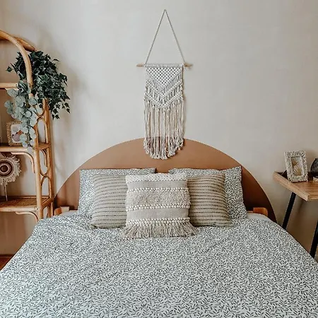 Quiet Boho Lair 10 Min To Centre Апартаменты Прага