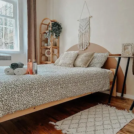 Апартаменты Quiet Boho Lair 10 Min To Centre Прага