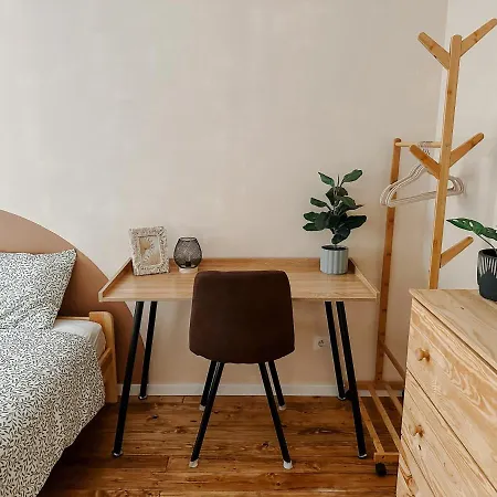 Quiet Boho Lair 10 Min To Centre 프라하
