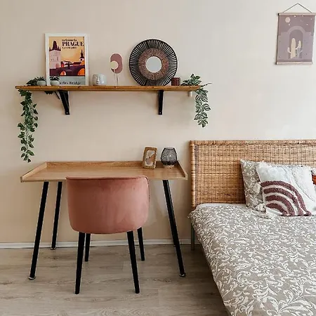 Апартаменты Quiet Boho Lair 10 Min To Centre Прага