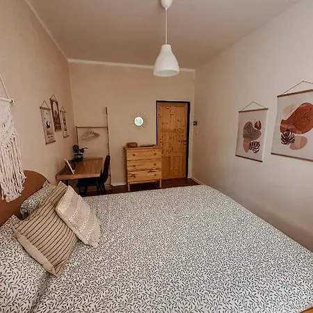 Апартаменты Quiet Boho Lair 10 Min To Centre