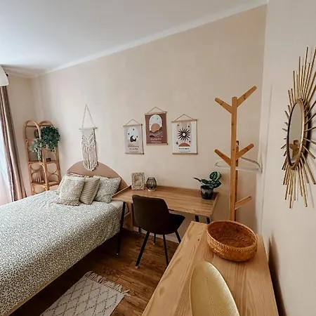 Апартаменты Quiet Boho Lair 10 Min To Centre *
