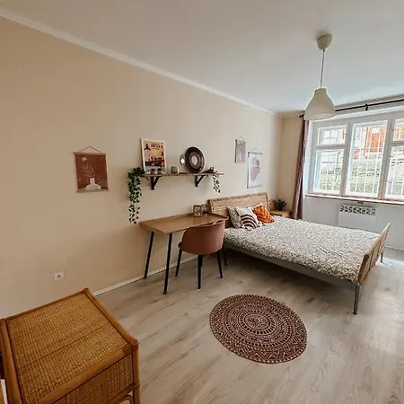 Апартаменты Quiet Boho Lair 10 Min To Centre