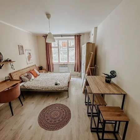 Апартаменты Quiet Boho Lair 10 Min To Centre *